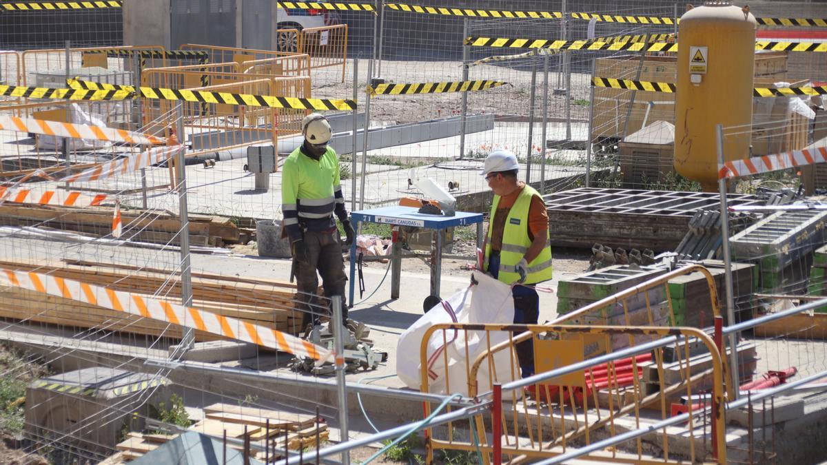 Trabajos de obras en la estación de tratamiento de agua potable del Besòs, en Barcelona.