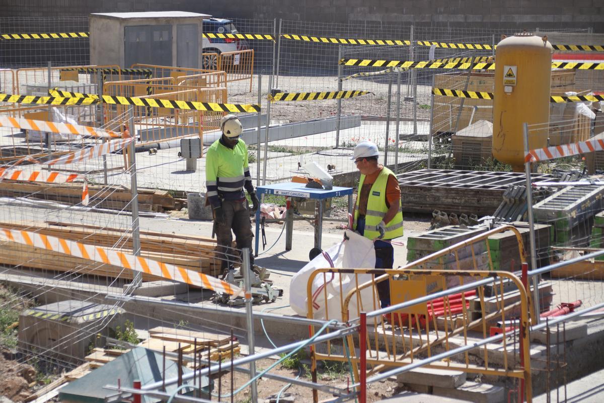 Trabajos de obras en la estación de tratamiento de agua potable del Besòs, en Barcelona.