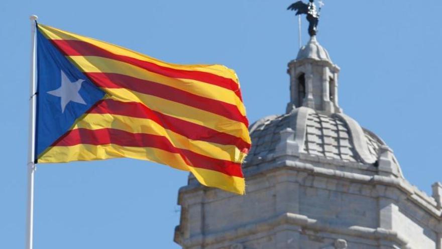 La bandera independentista oneja amb la Catedral al fons.