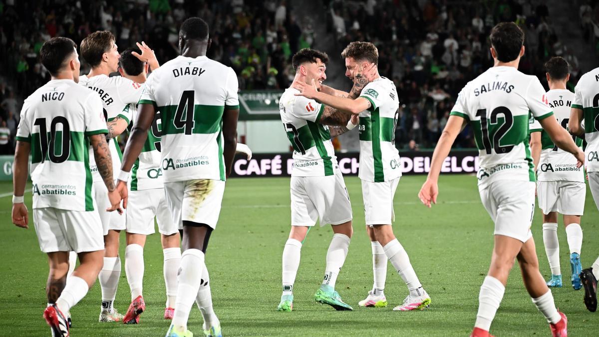Los jugadores celebran un gol durante un partido en el Martínez Valero.