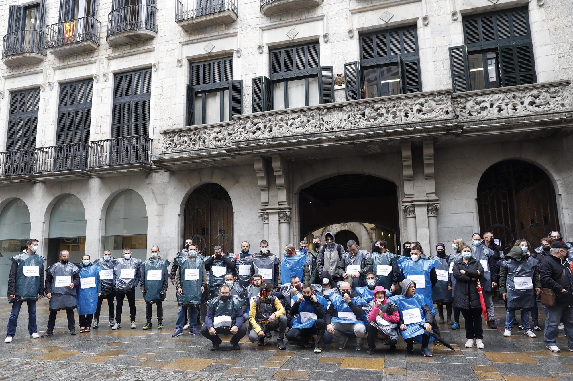 Protesta dels policies de Girona vestits amb bosses d’escombraries