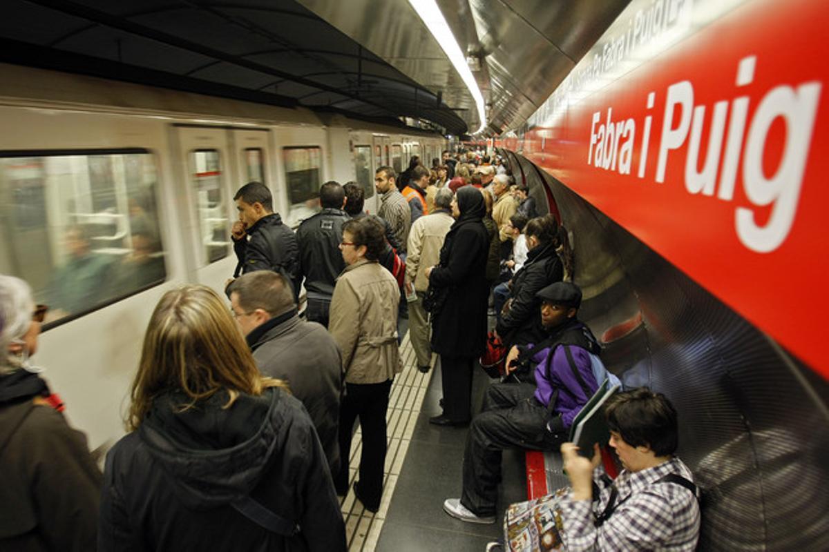 Alternativas La Generalitat, responsable de Rodalies, y la operadora Renfe aconsejan a los usuarios que, si es posible, cojan otros medios de transporte en su población de origen para llegar a plaza de Catalunya, como los Ferrocarrils en Sabadell y Terrassa o la R-2 en Montcada, Mollet y Granollers.