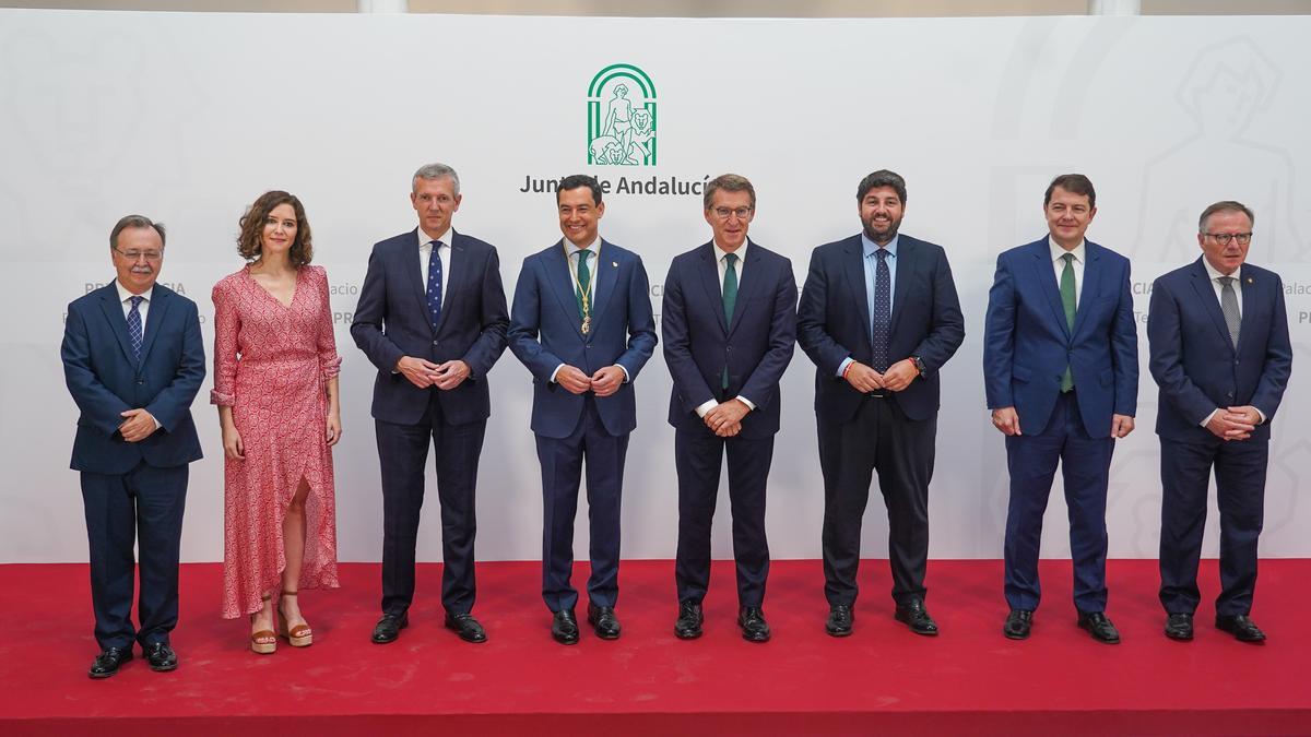 Feijóo con los presidentes autonómicos del PP en la toma de posesión de Moreno.