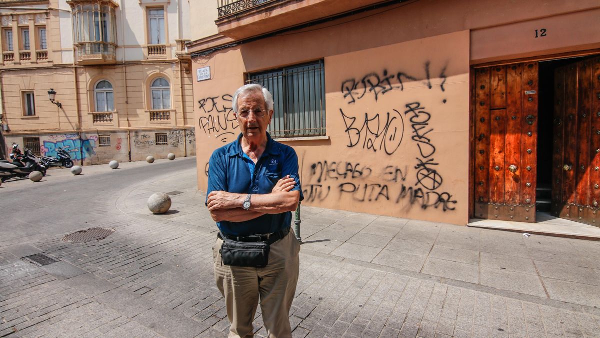 Casa de convivencia y cultos de los pavonianos. El padre Gianni muestra la fachada, una imagen que se extiende al palacio modernista de al lado y a otras zonas.