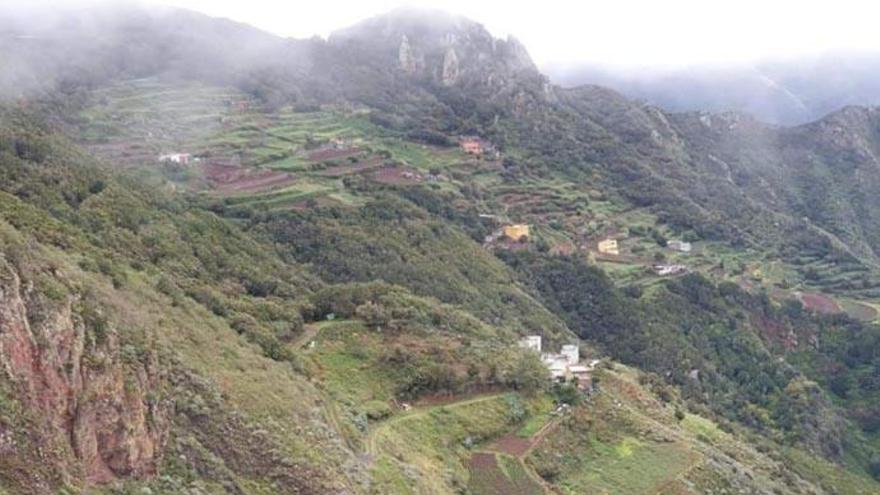 El caserío de El Cresal está ubicado en pleno Macizo de Anaga,  cerca del caserío de Los Catalanes.