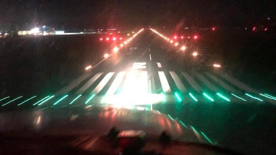 Primer vuelo visual nocturno de una escuela de pilotos en el aeropuerto de Córdoba
