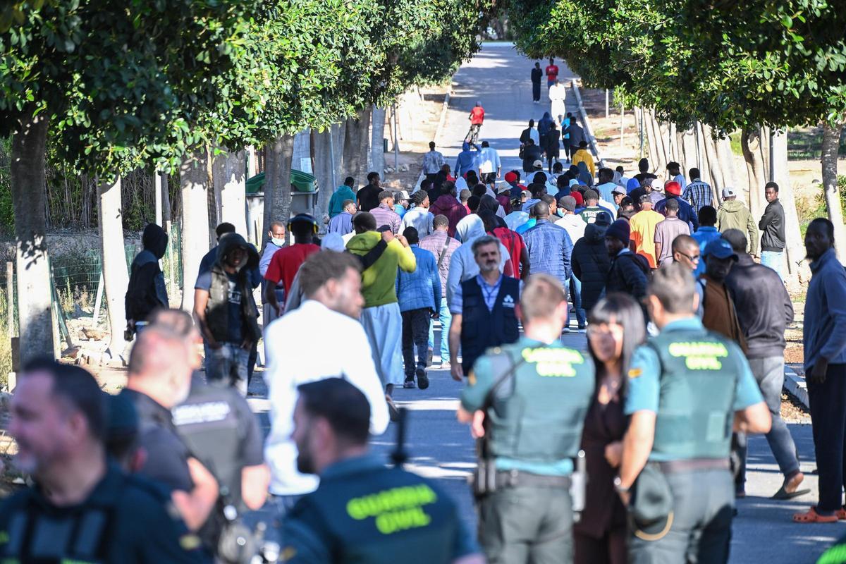Concentración de malienses en el acceso al antiguo seminario de Maristas de Guardamar donde impedían el paso de trabajadores para reclamar la aceleración de su regularización