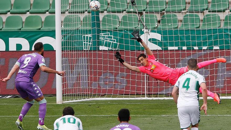 Borja Iglesias marca de penalti el gol del Betis.