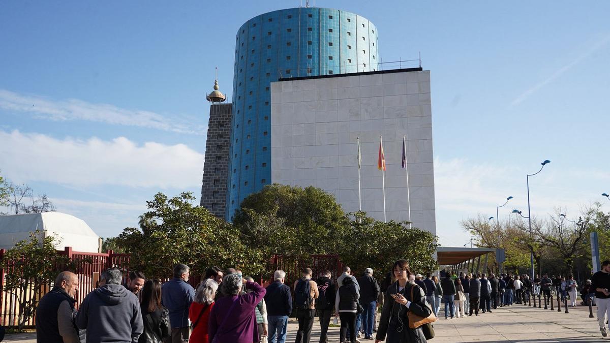 Vídeo | Entrega del programa de mano de 'El Llamador' en la sede de Canal Sur en Sevilla