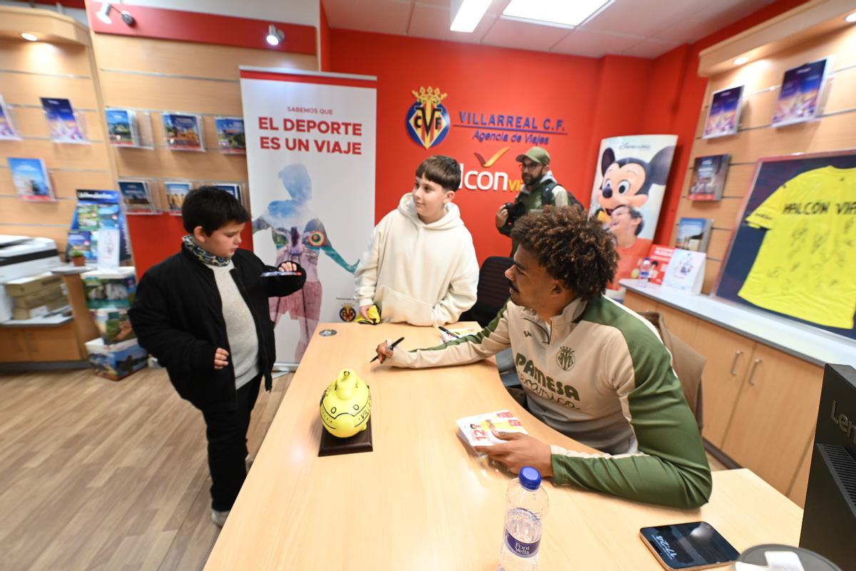 Galería | Baño de masas de Nicolas Pepe y Renato Veiga en Vila-real