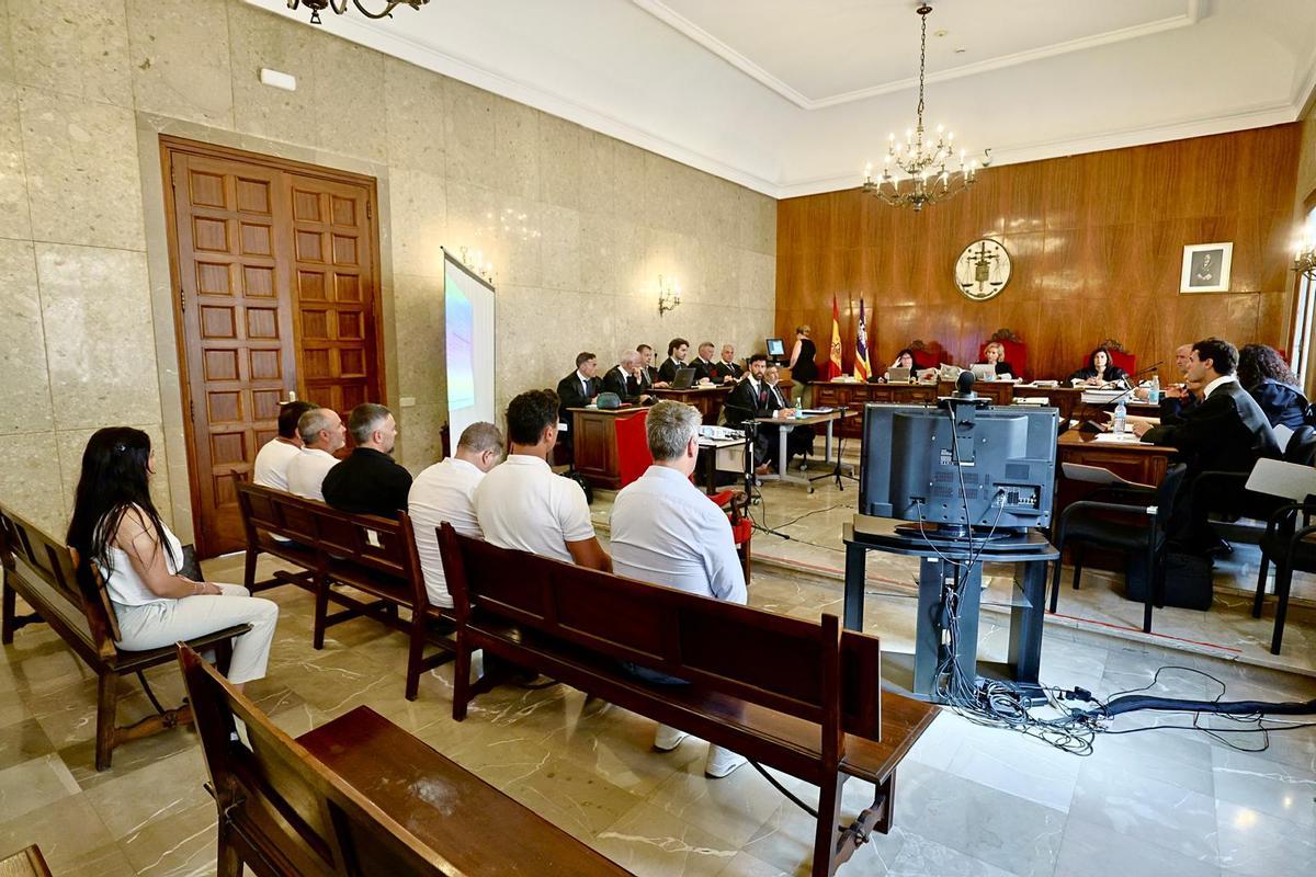 Los acusados de la trama de Lujo Casa, hoy en la primera sesión del juicio en la Audiencia.