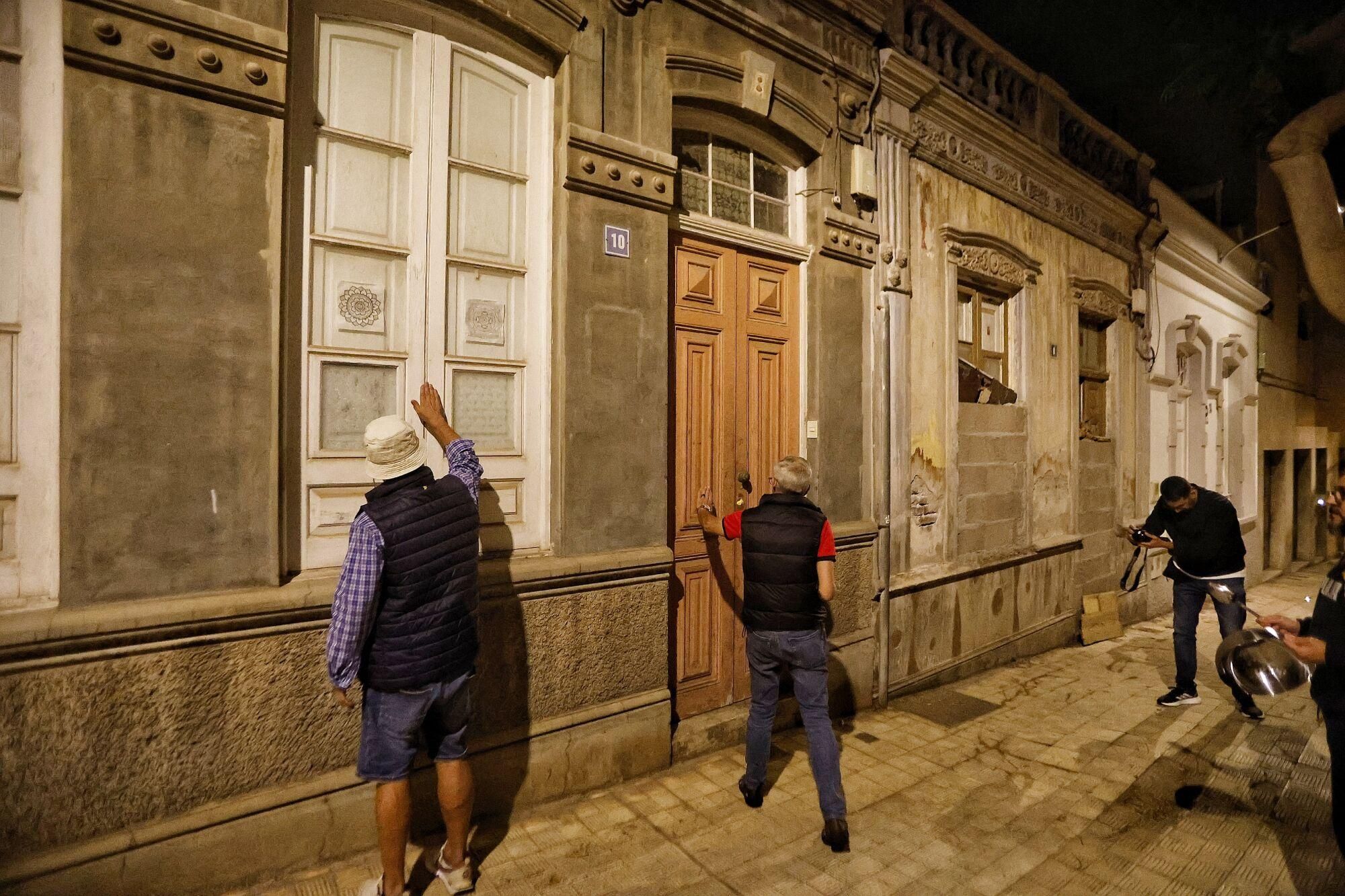 Cacerolada de los vecinos de El Toscal contra la inseguridad y la ocupación de viviendas
