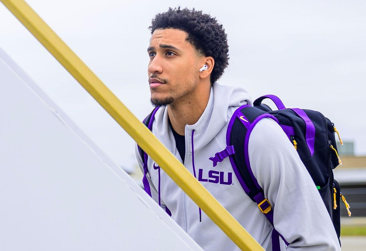 Pablo Tamba se sube a un avión en un viaje con LSU.