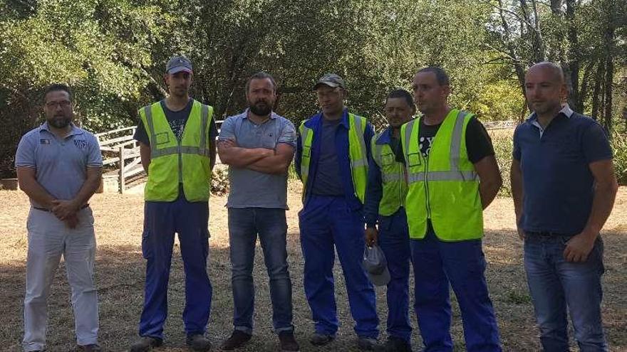 Medela y Cuiña con los trabajadores de la brigada.