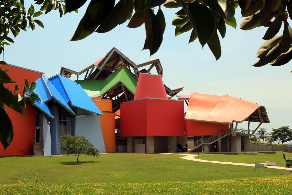 PAN01. CIUDAD DE PANAMÁ (PANAMÁ), 30/09/2014.- Vista general del primer museo mundial de biodiversidad, el primero también firmado en América Latina por el arquitecto canadiense Frank Gehry, inaugurado hoy, martes 30 de septiembre de 2014, en Ciudad de Panamá (Panamá). Este museo narra cómo el surgimiento del istmo panameño, hace tres millones de años, cambió la conformación física y biológica del mundo. Con Gehry a la cabeza, que no estuvo en la inauguración de la monumental y colorida edificación situada en la entrada del Pacífico del Canal de Panamá, el Biomuseo inició su construcción hace 14 años con apoyo del Gobierno, la empresa privada y organismos de investigación científica como el Instituto Smithsonian. EFE/Alejandro Bolívar. Museo de la biodiversidad del arquitecto  Frank Gehry