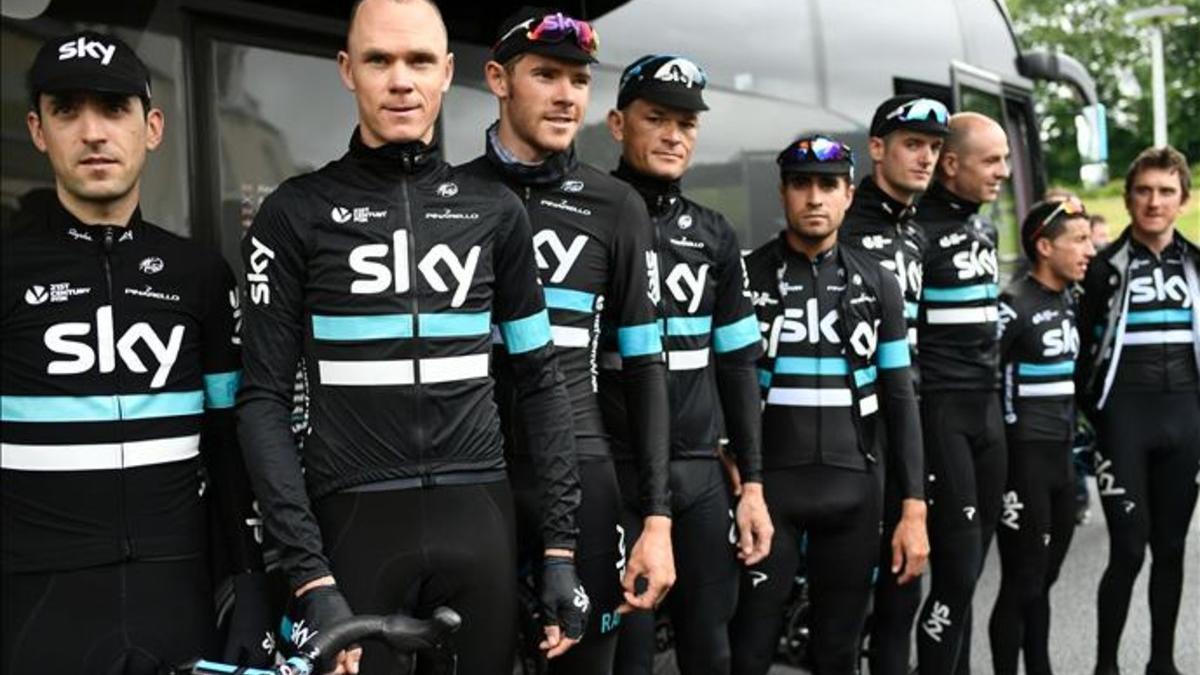 Chris Froome con su equipo para el Tour 2016