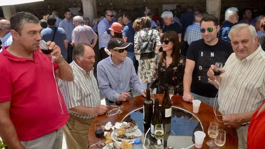 Unos visitantes disfrutan de los vinos y algunas tapas en los puestos de la fiesta. // Rafa Vázquez