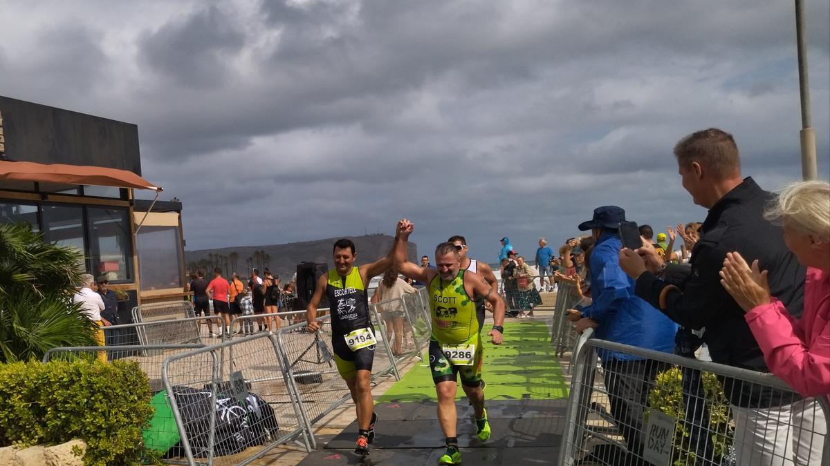 Scott Gordon y Jaume Escortell cruzan juntos la meta del triatlón de Xàbia