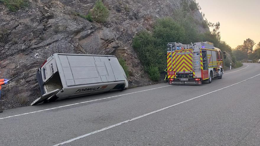Herido el conductor de una furgoneta que volcó en Catasós