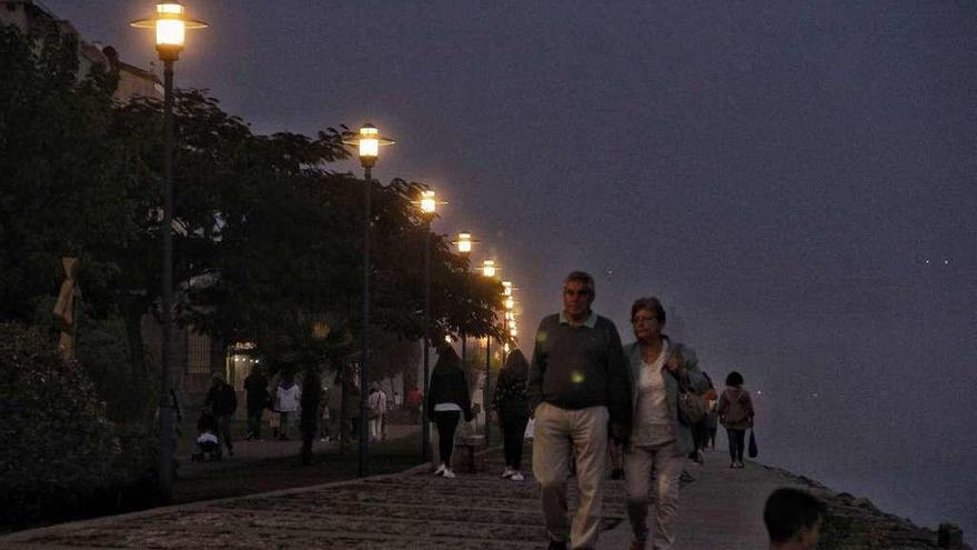 Alumbrado público en Cangas, en el paseo de Pepe el Poeta. //Santos Álvarez