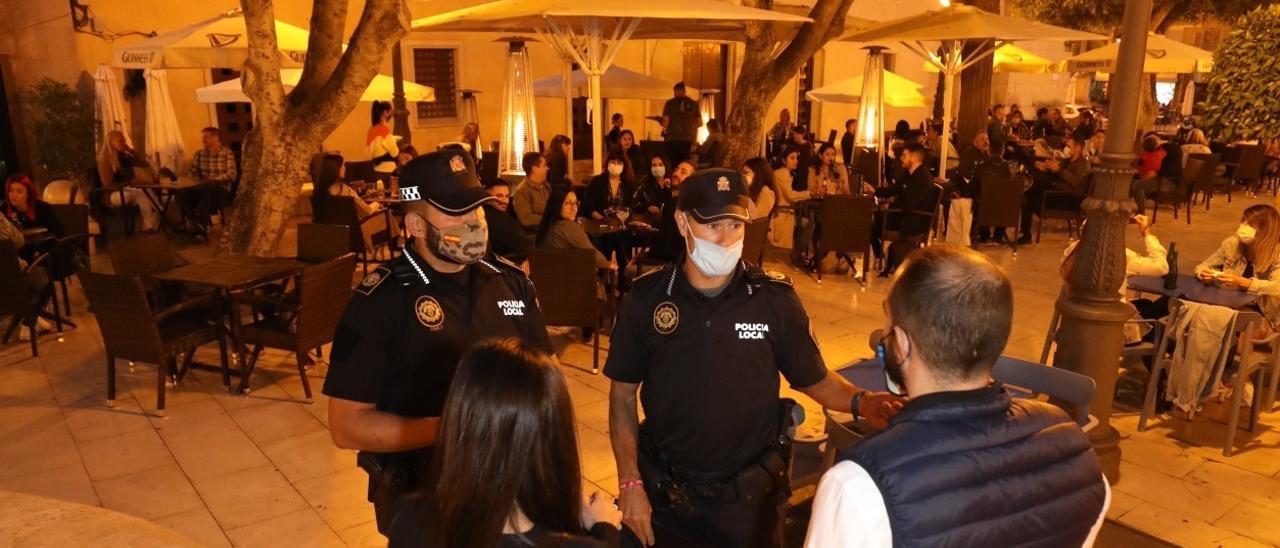 Policía Local de Elche en un operativo nocturno en el centro hace unos meses