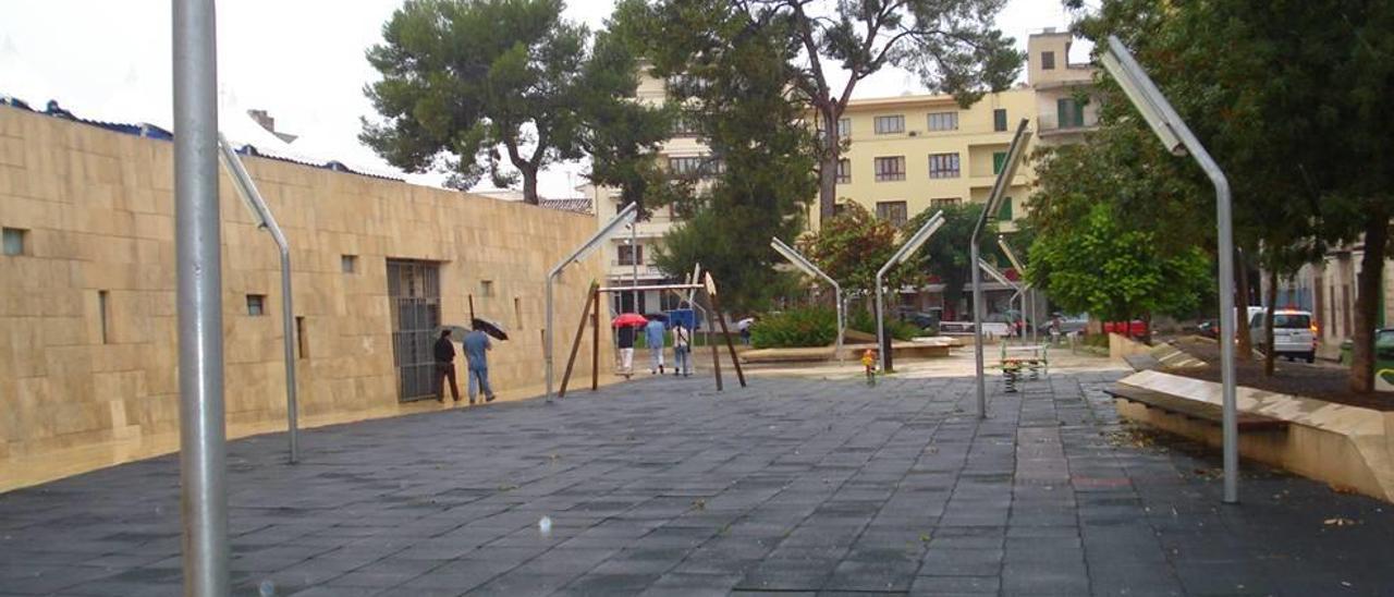 Imagen de la zona de juegos infantiles de la plaza de Mallorca, en su parte tocante a la calle Artà.