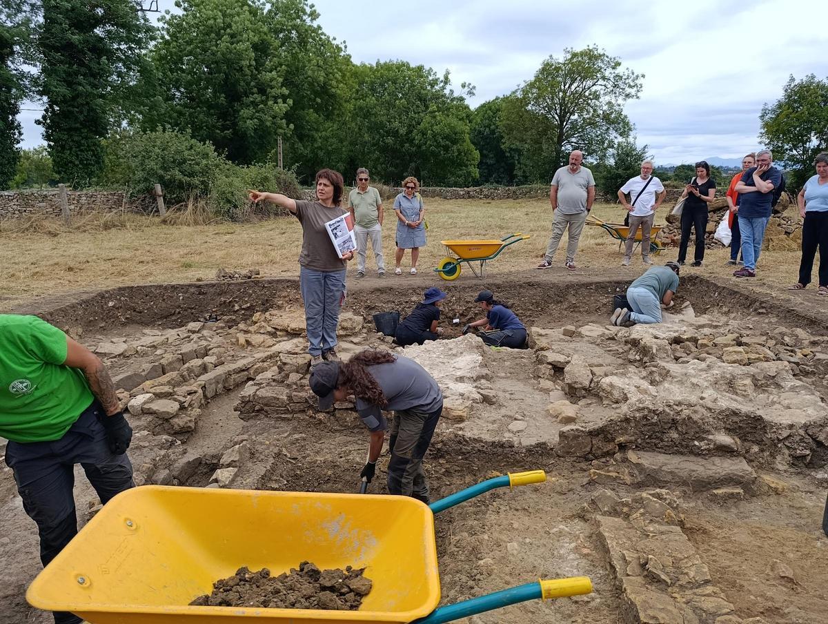 Esperanza Martín, en el centro, durante una visita guiada a la excavación.