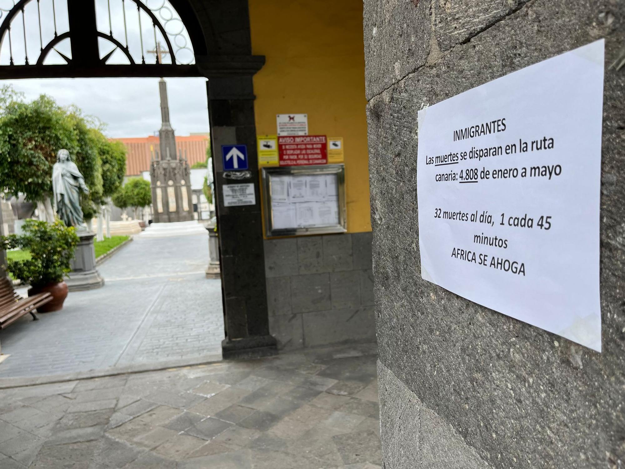 Distintos pasquines pegados en cementerios de Canarias