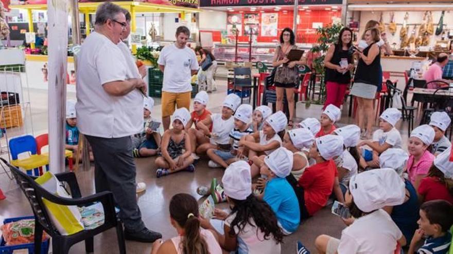 Imagen de una visita didáctica de escolares al Mercat d&#039;Oliva.