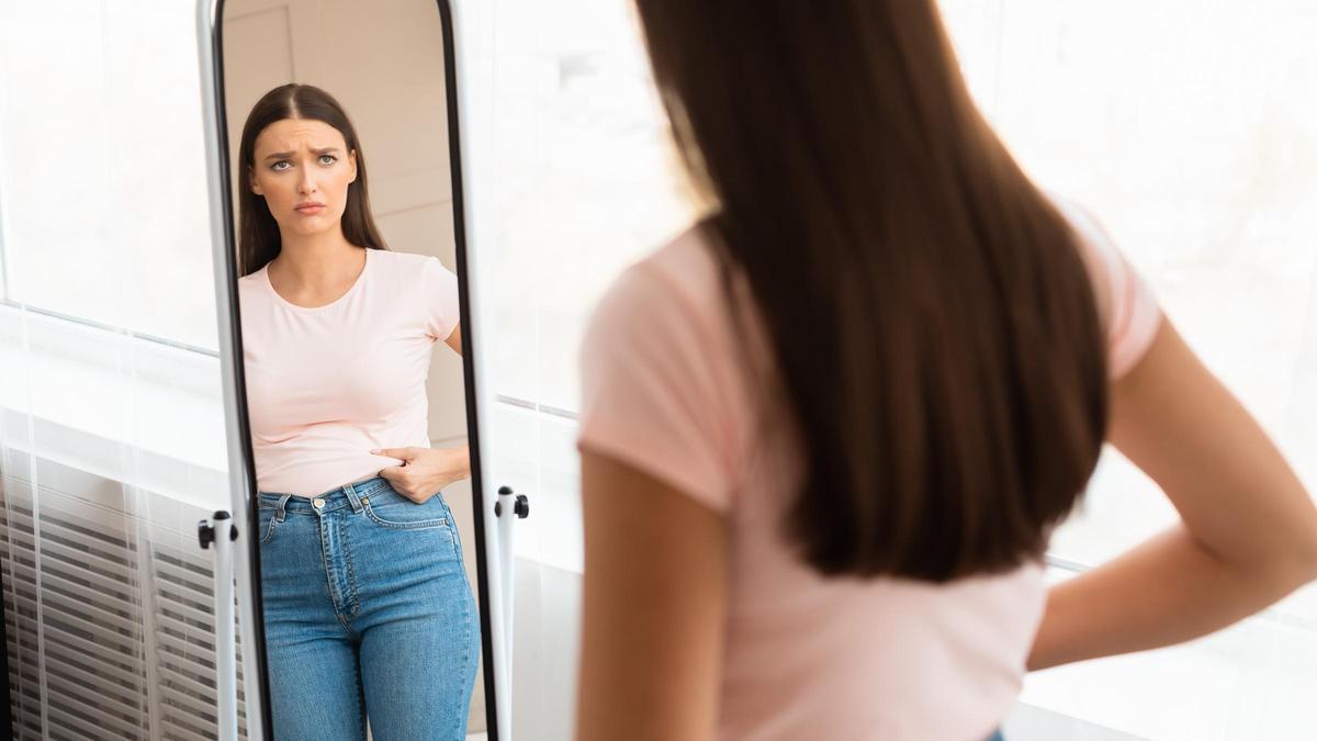 &quot;No me veo bien&quot;: cómo la autoestima influye en la relación con nosotros mismos ( mujer preocupada frente al espejo)