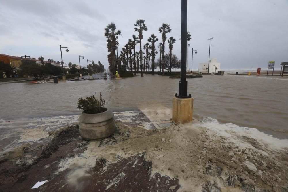 Efectos del temporal en la playa de la Malvarrosa.