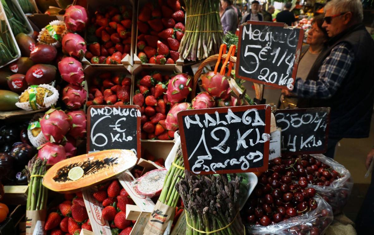 Frutas y verduras en un puesto del Mercado de Atarazanas.  | ÁLEX ZEA