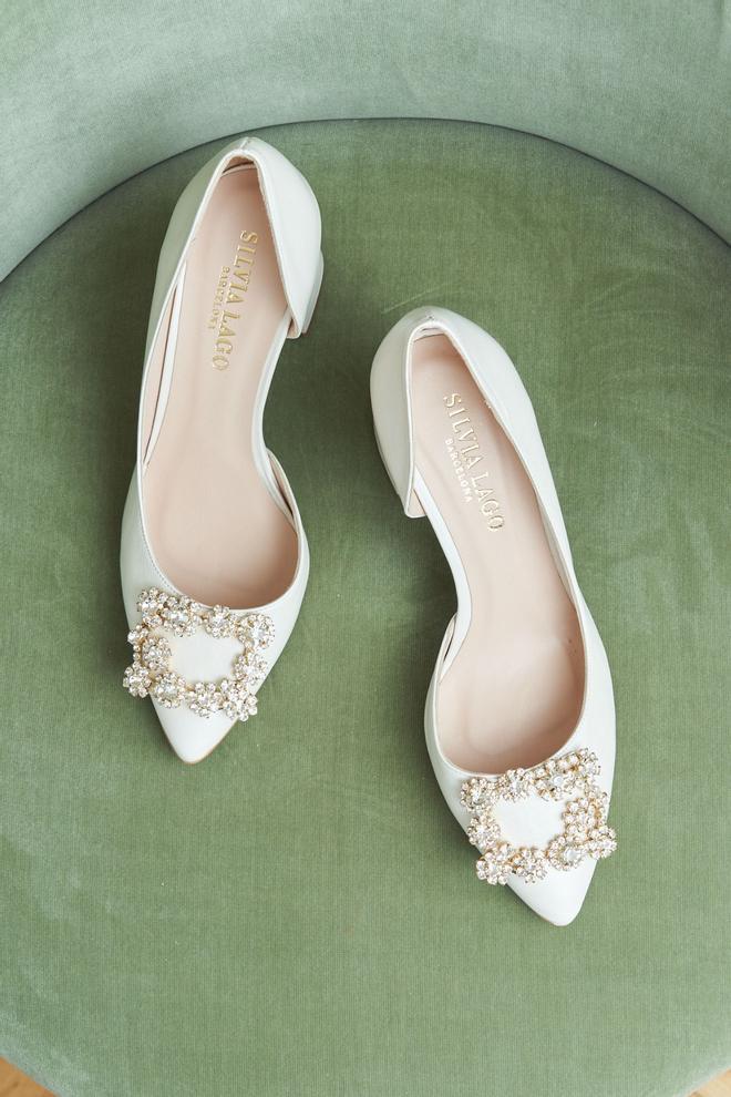 Zapatos de novia con detalle joya, modelo 'Audrey' de Silvia Lago