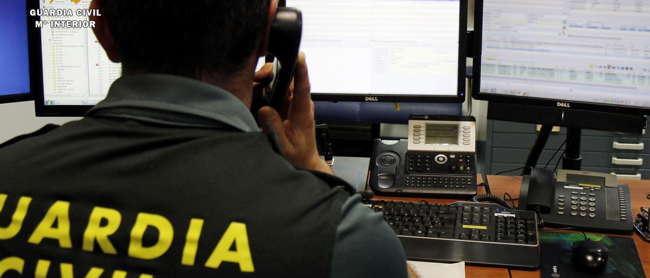 Un guardia civil atiende una llamada