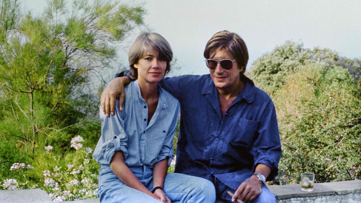 Francoise Hardy y su pareja, el actor Jacques Dutronc, casados desde 1981, en su casa de Monticello en Córcega en 1991.