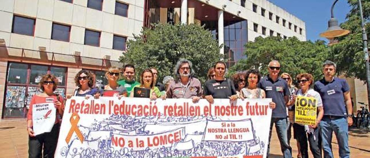 Imagen de una protesta sindical frente a la sede central de la conselleria de Educación, en cuyas oficinas trabajan muchos de los ATD y AD.