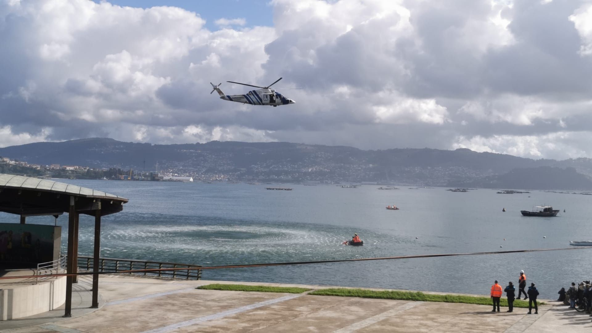 Escenas del simulacro de rescate frente a Moaña.