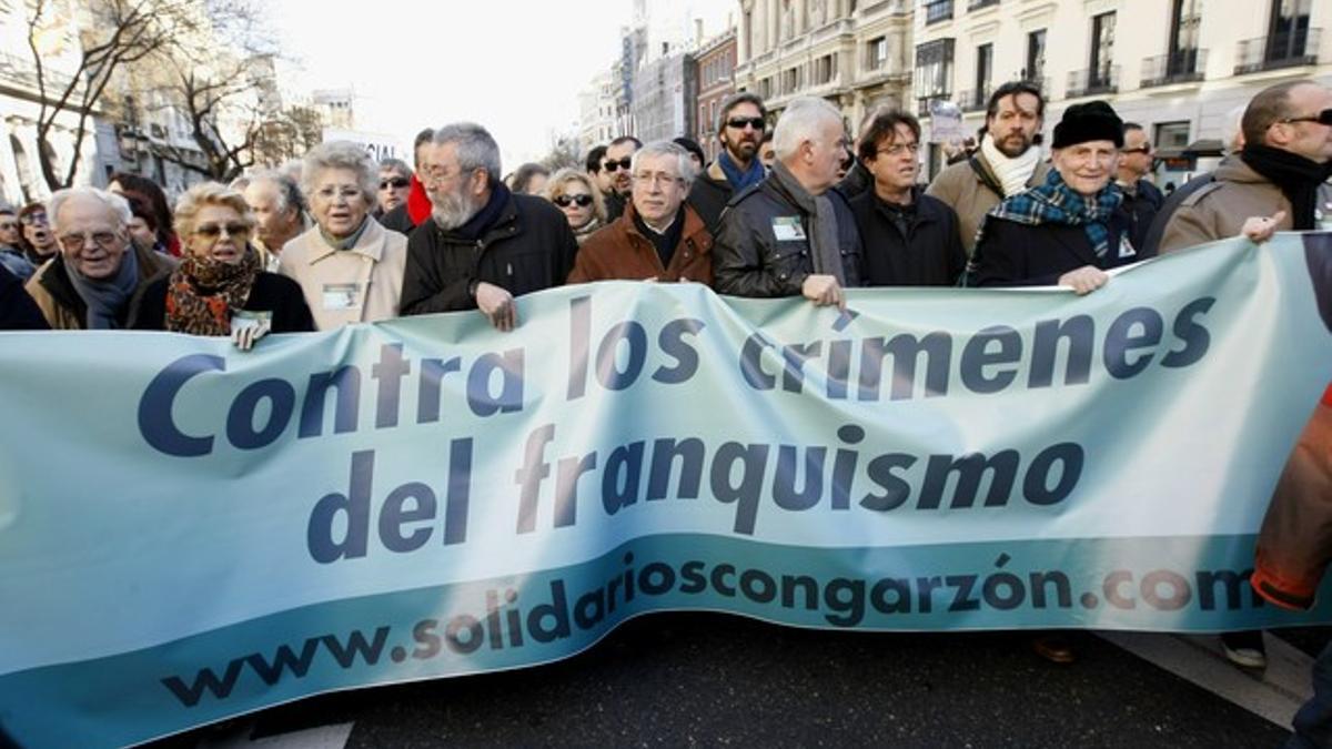 Manifestantes muestran una de las pancartas de apoyo a Garzón.