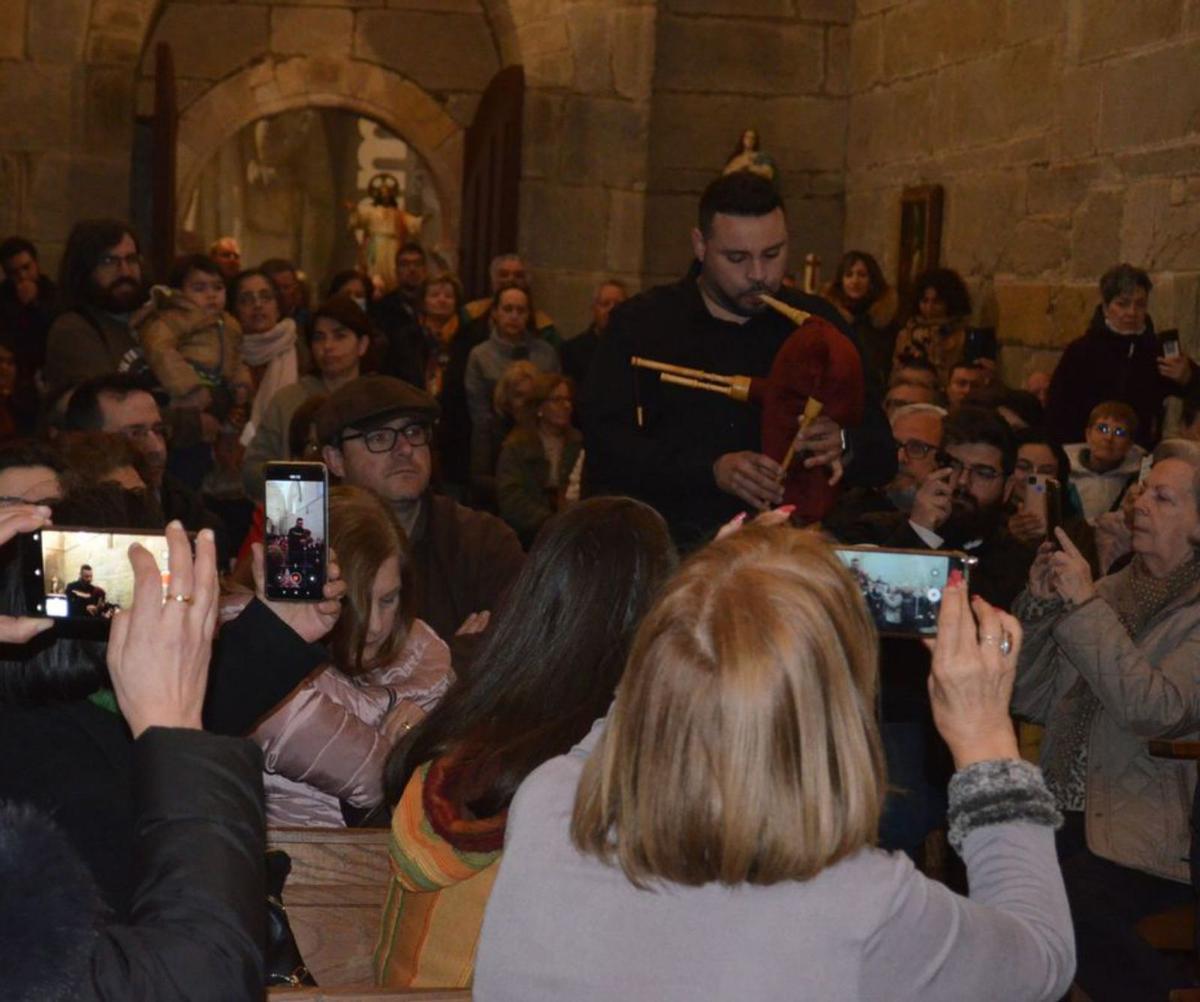 Luis Antonio Pedraza durante el concierto, entre los asistentes. | E. P.