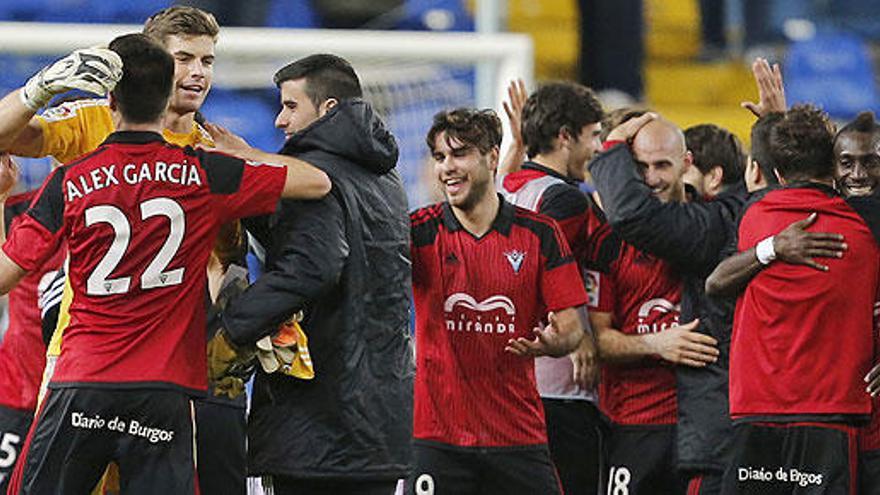 Los jugadores del Mirandés celebran su pase en Málaga.
