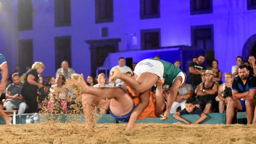 Raúl González lleva a la arena a Tino Rodríguez.