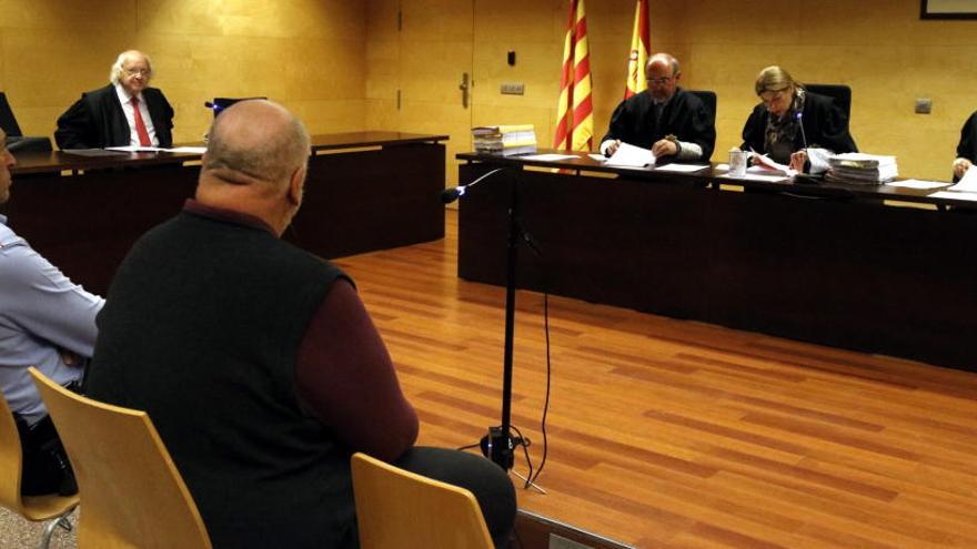 Andrighetto, d&#039;esquena, a principis de mes en el judici a l&#039;Audiència de Girona.