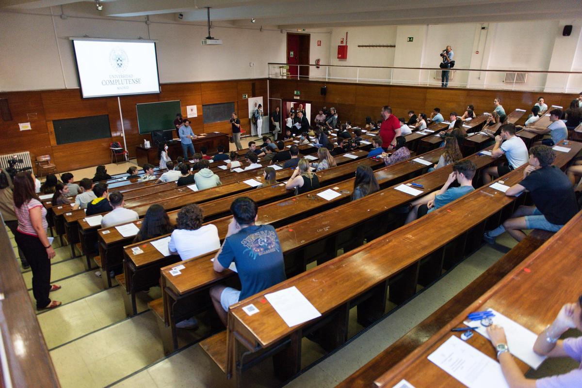 Varios alumnos en un aula durante un examen de la PAU.