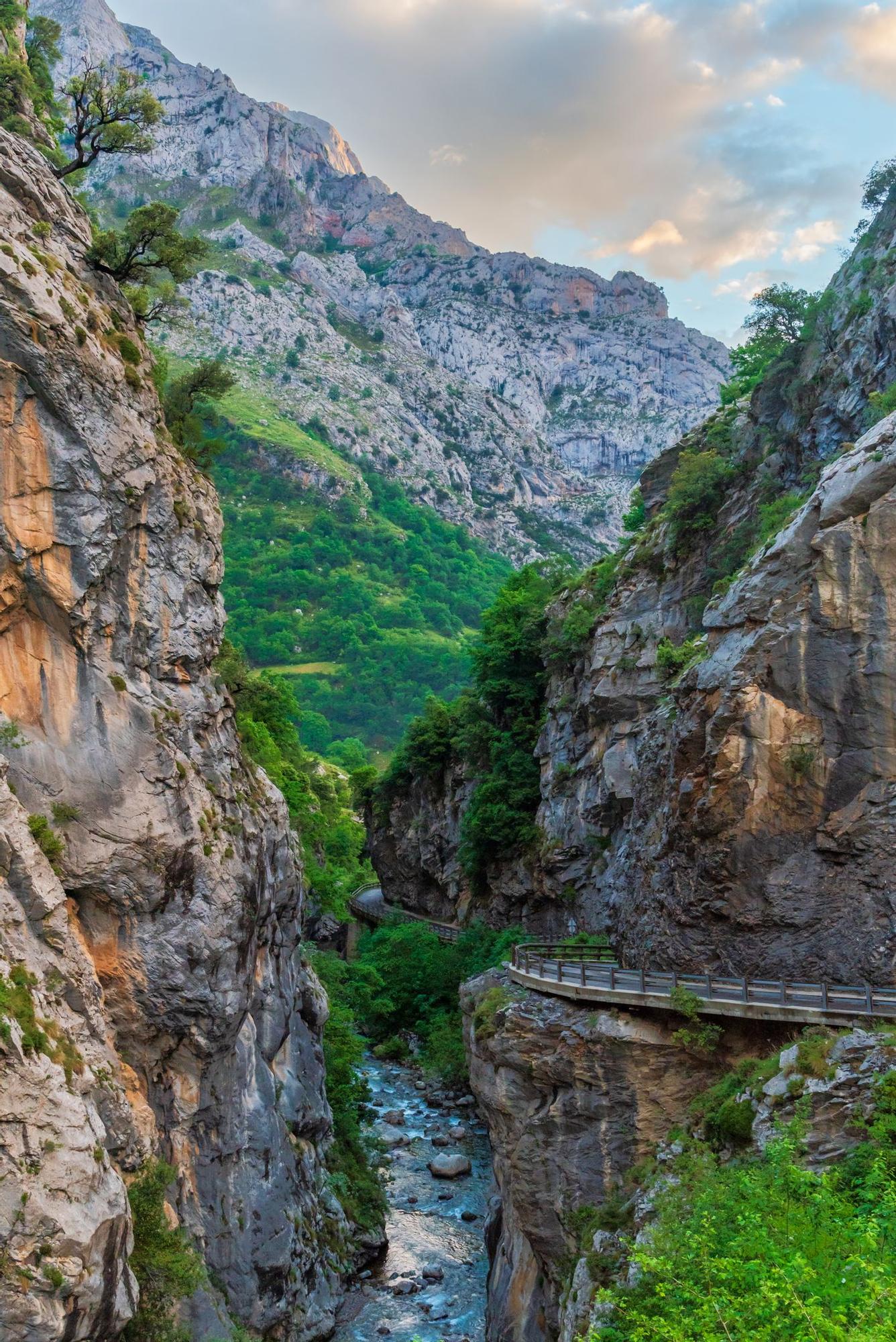 La ruta del Cares sobre el río cerca de Caín, León