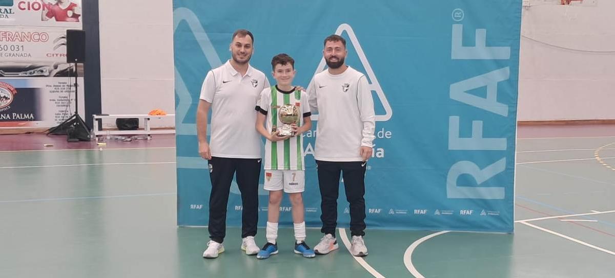 Cristian Rosa, en el centro, recibe el trofeo al mejor jugador del campeonato andaluz alevín.