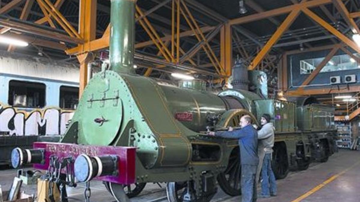 Con mimo 8 Los operadores del taller de la ARMF en Lleida trabajan en la locomotora 'Mataró', el viernes.