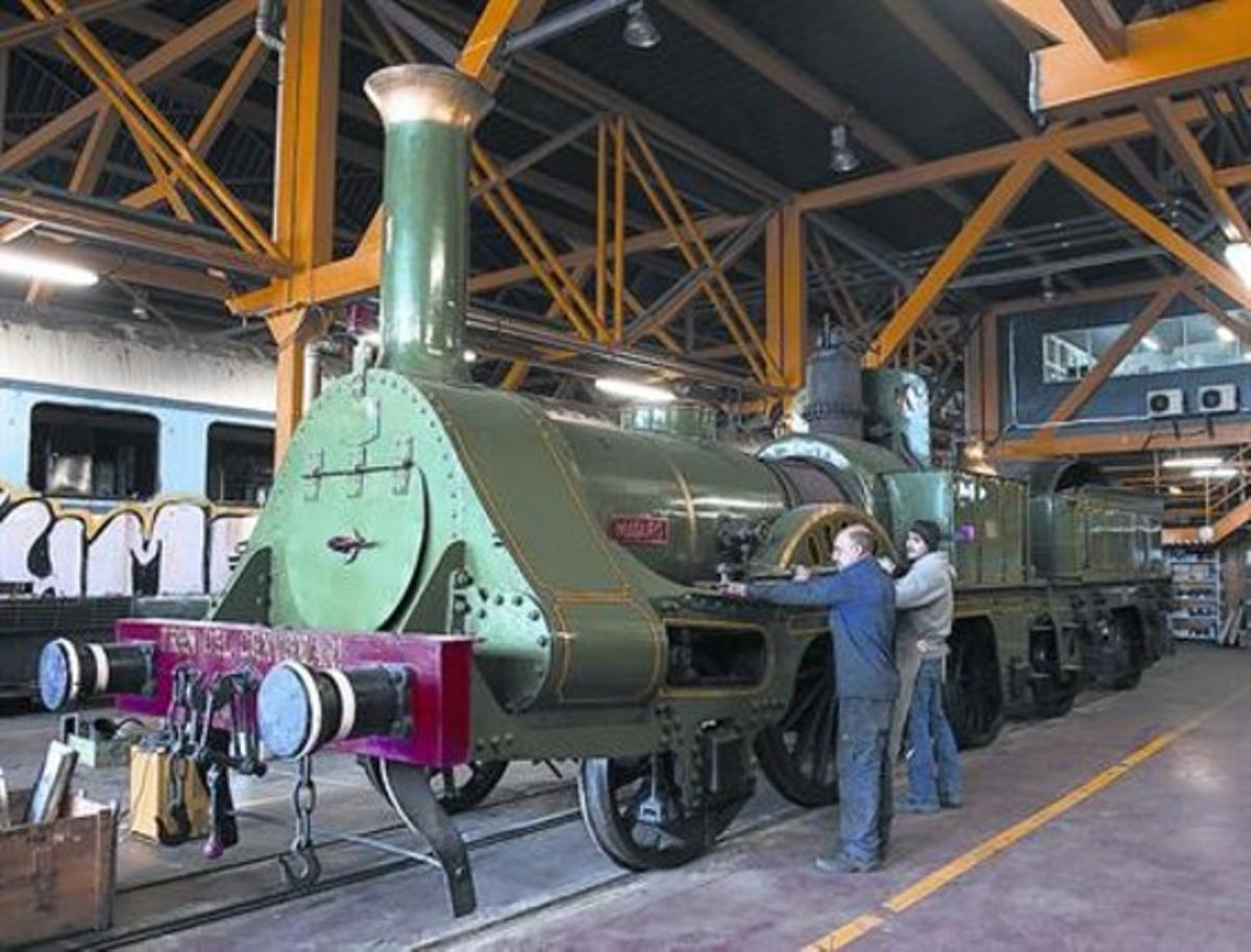 Con mimo 8 Los operadores del taller de la ARMF en Lleida trabajan en la locomotora 'Mataró', el viernes.
