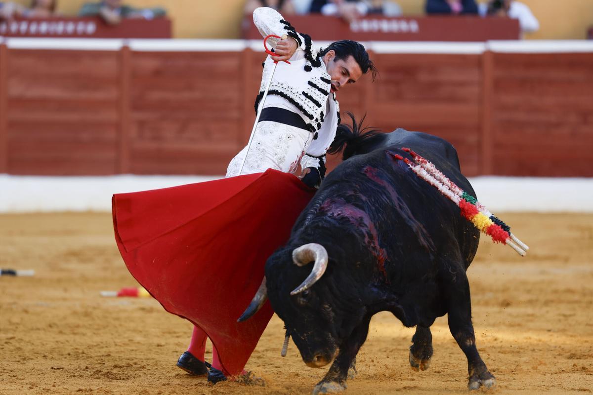 Las mejores imágenes de la corrida de toros de Marbella con Morante, Talavante y David de Miranda