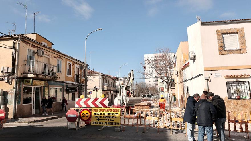 Las obras de mejora de accesibilidad en Llopis Ivorra en Cáceres avanzan a buen ritmo