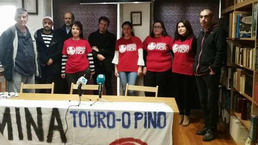 Integrantes de la plataforma contra la Mina de Touro.